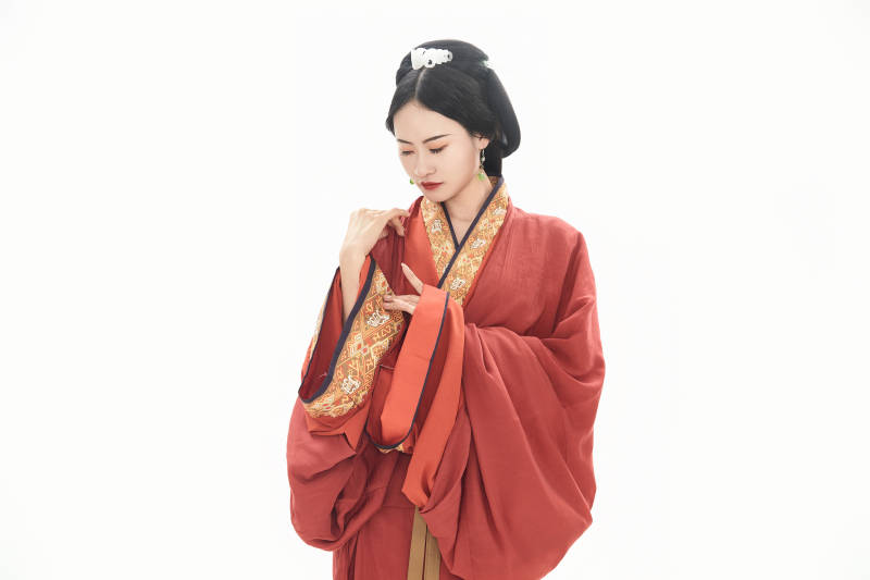 白色背景下穿着中国春秋战国时代服饰的少女