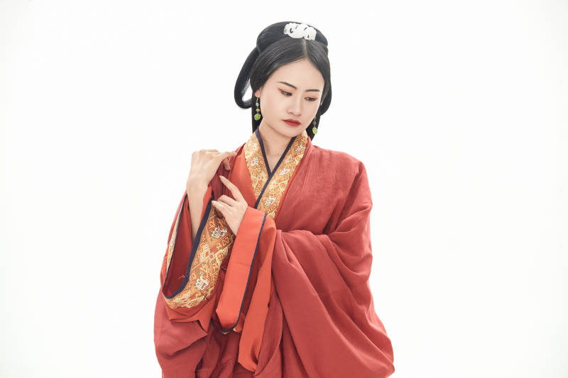 白色背景下穿着中国春秋战国时代服饰的少女