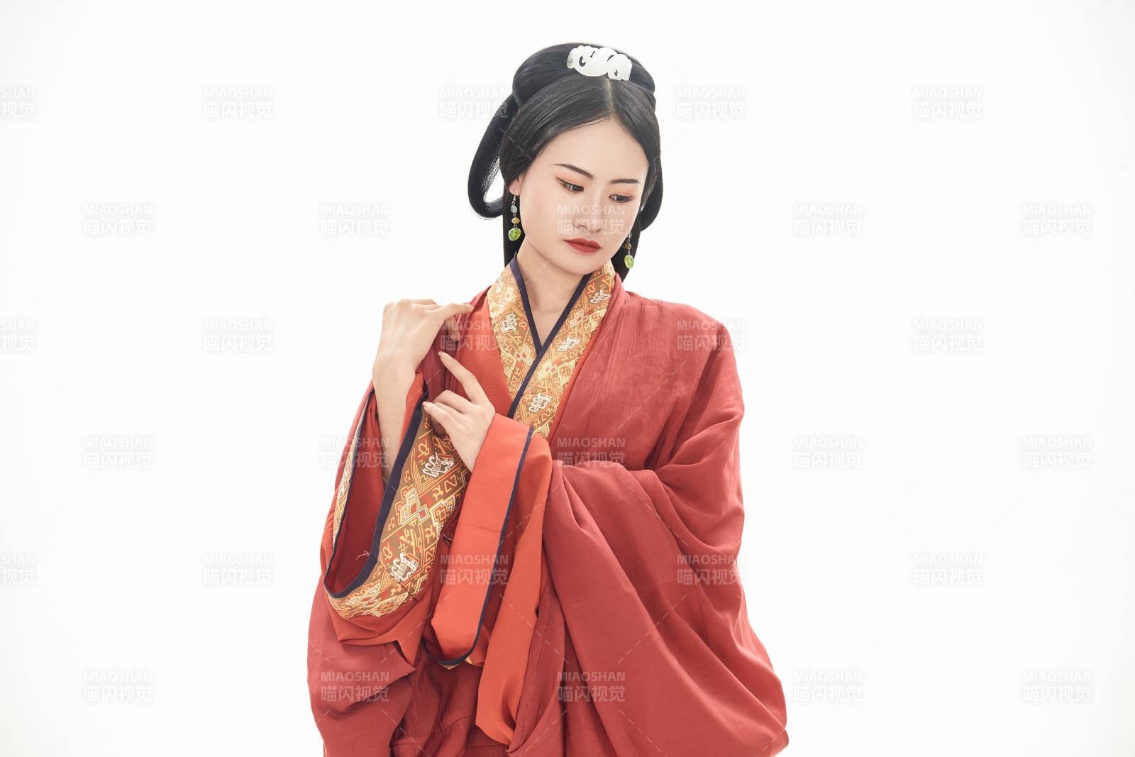 白色背景下穿着中国春秋战国时代服饰的少女