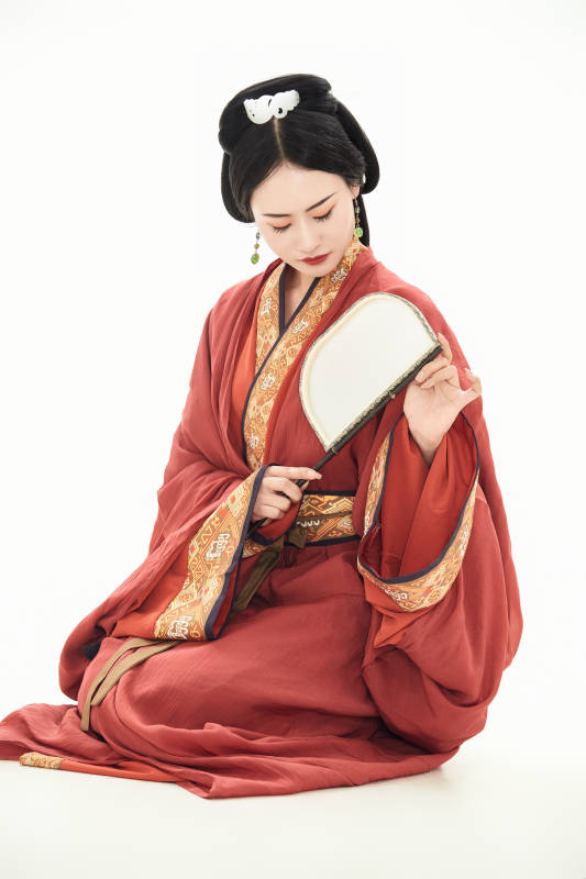 白色背景下穿着中国春秋战国时代服饰的少女