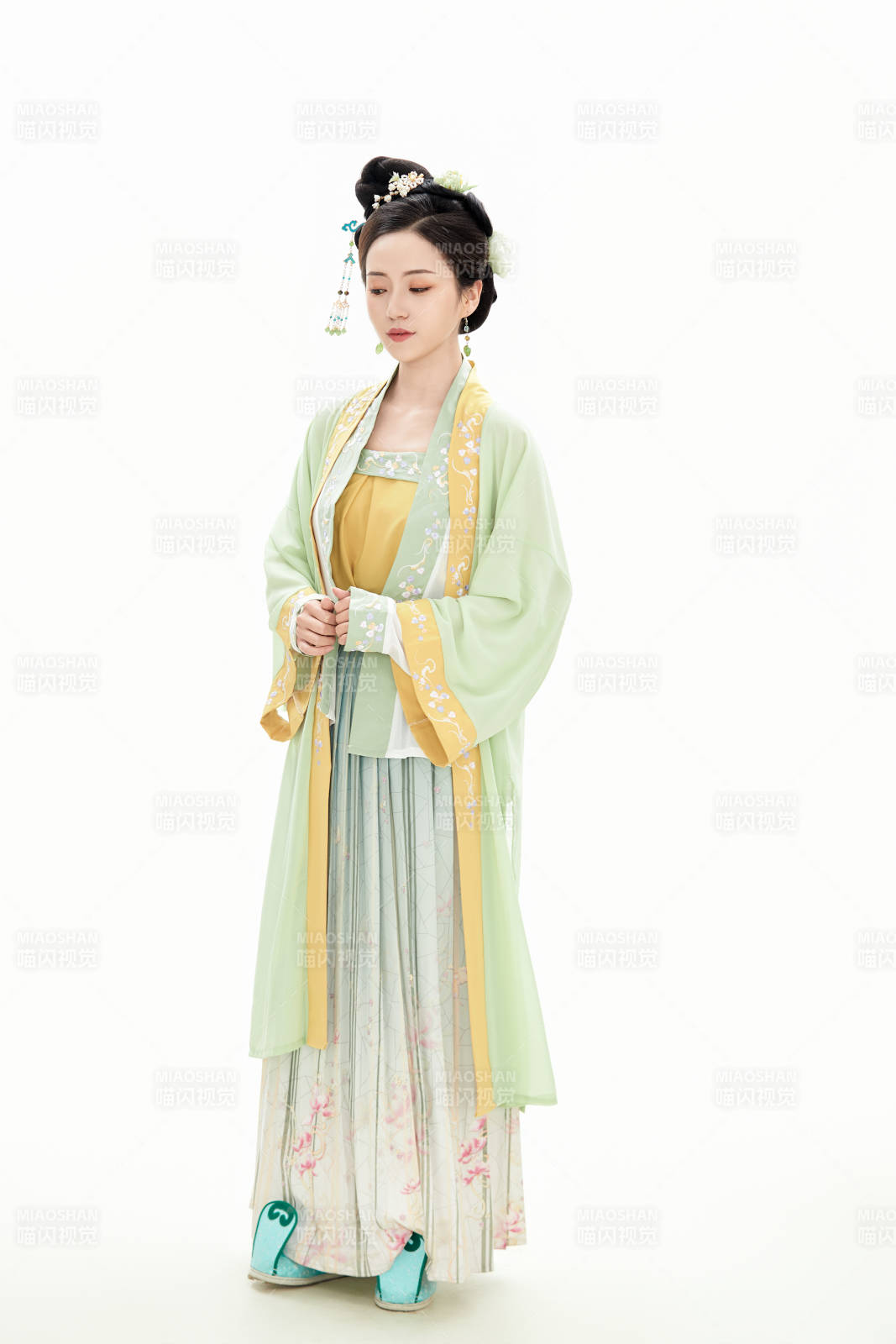 白色背景下穿着南北宋朝汉服的少女