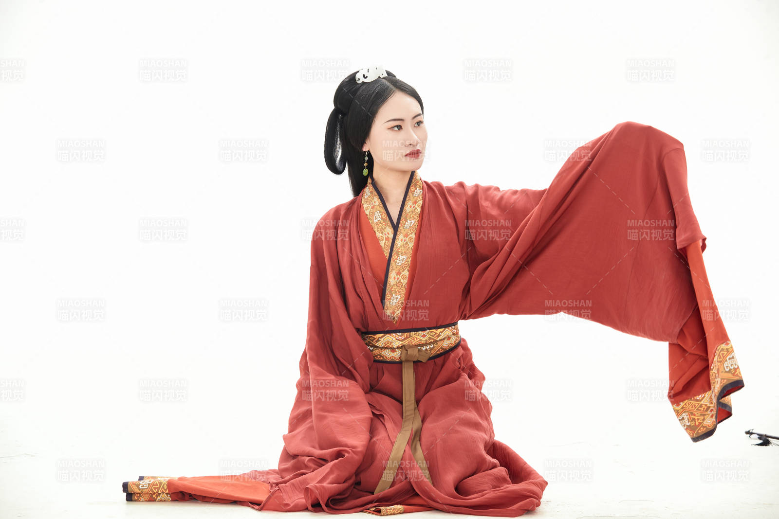 白色背景下穿著中國春秋戰國時代服飾的少女