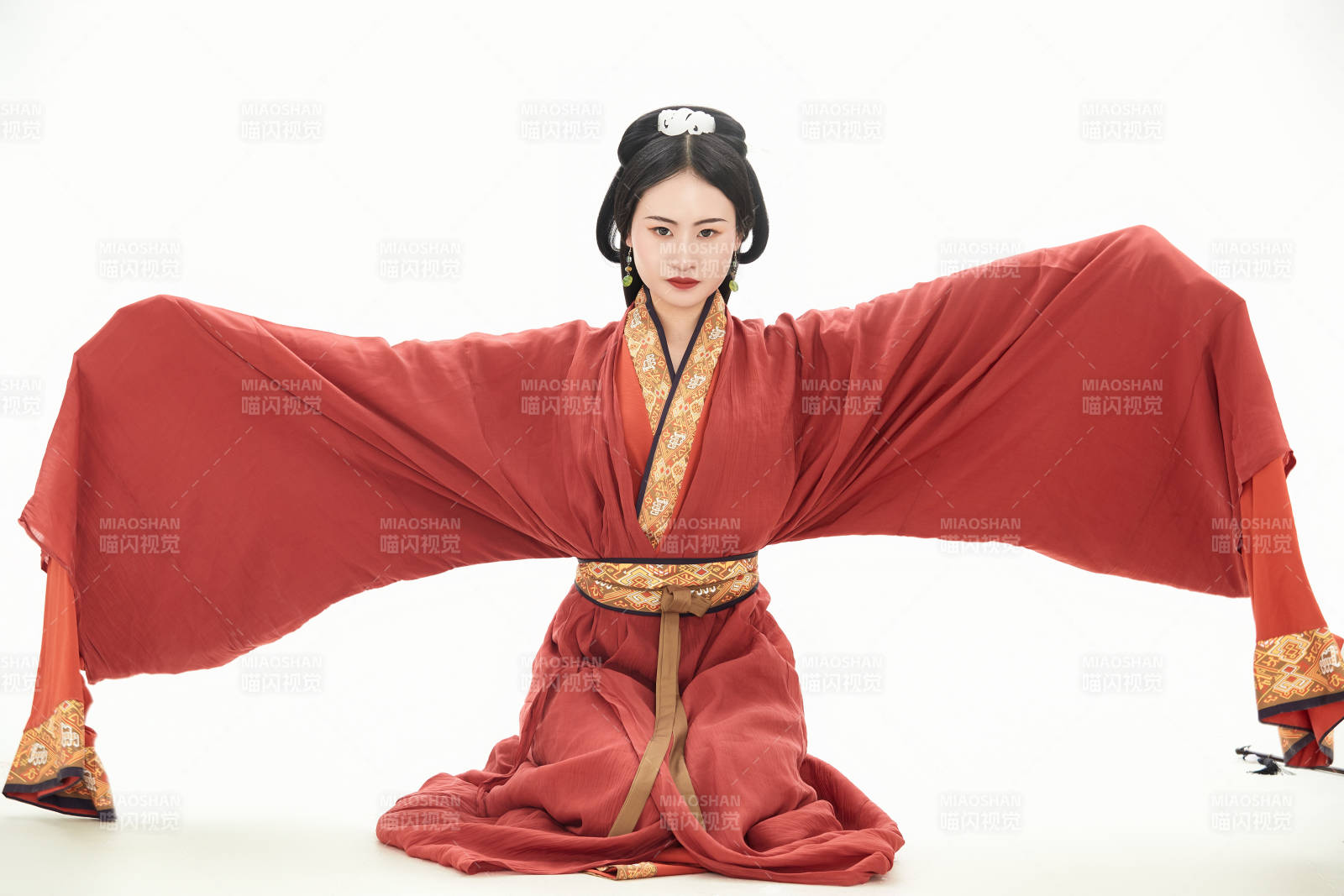 白色背景下穿著中國春秋戰國時代服飾的少女