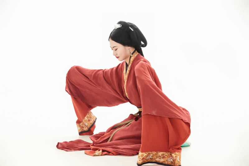 白色背景下穿著中國春秋戰國時代服飾的少女