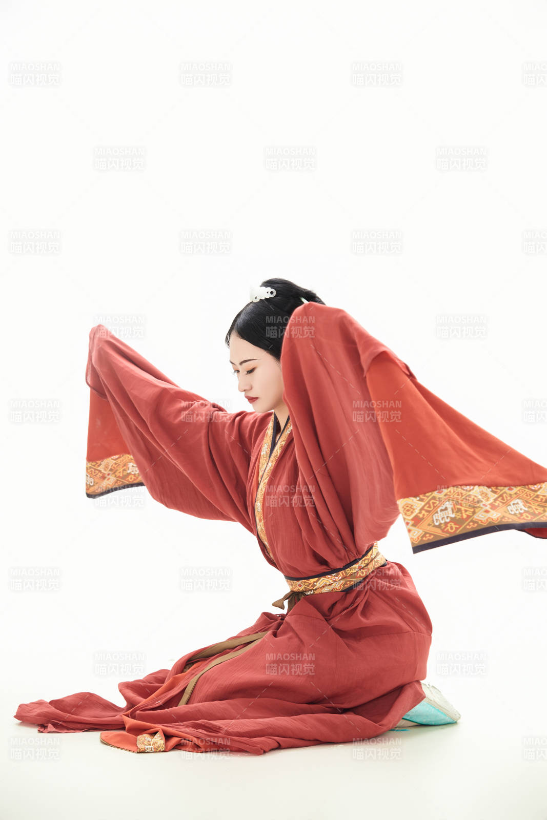 白色背景下穿着中国春秋战国时代服饰的少女图片