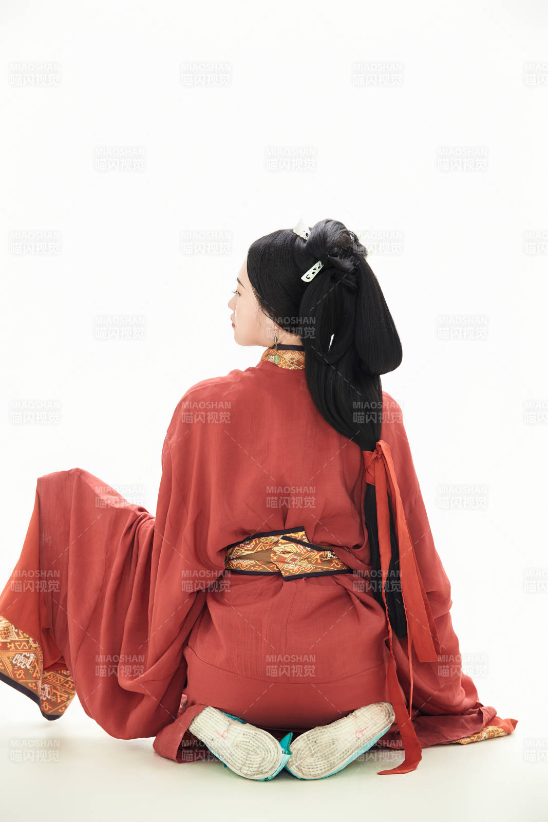 白色背景下穿著中國春秋戰國時代服飾的少女