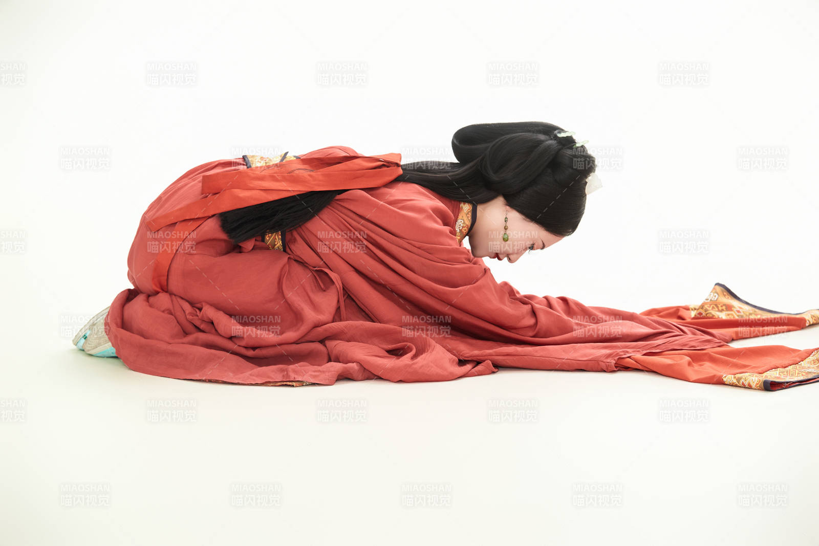 白色背景下穿著中國(guó)春秋戰(zhàn)國(guó)時(shí)代服飾的少女