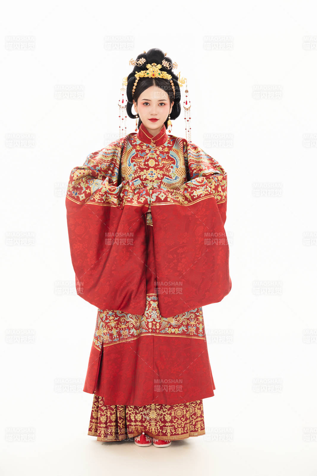 白色背景下穿着中国明朝明制汉服服饰的少女