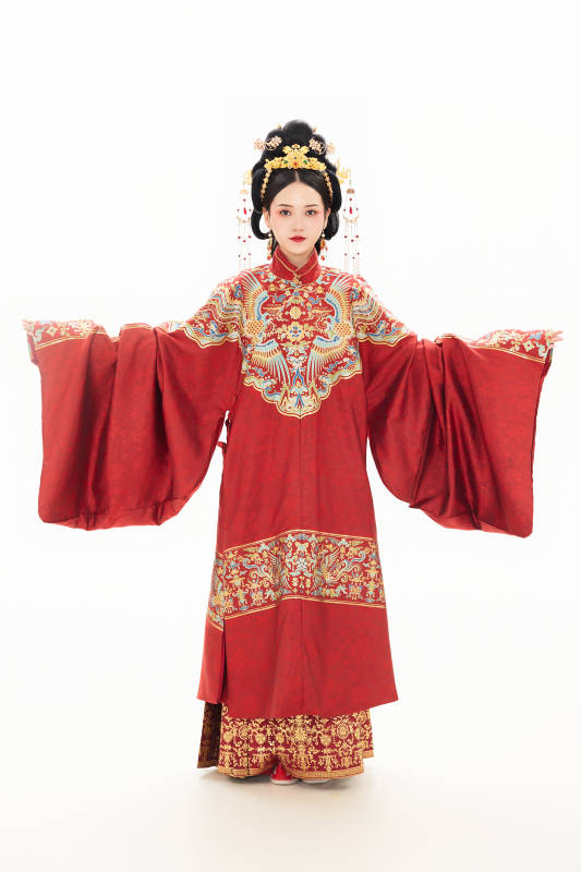 白色背景下穿着中国明朝明制汉服服饰的少女