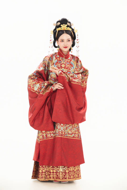 白色背景下穿着中国明朝明制汉服服饰的少女