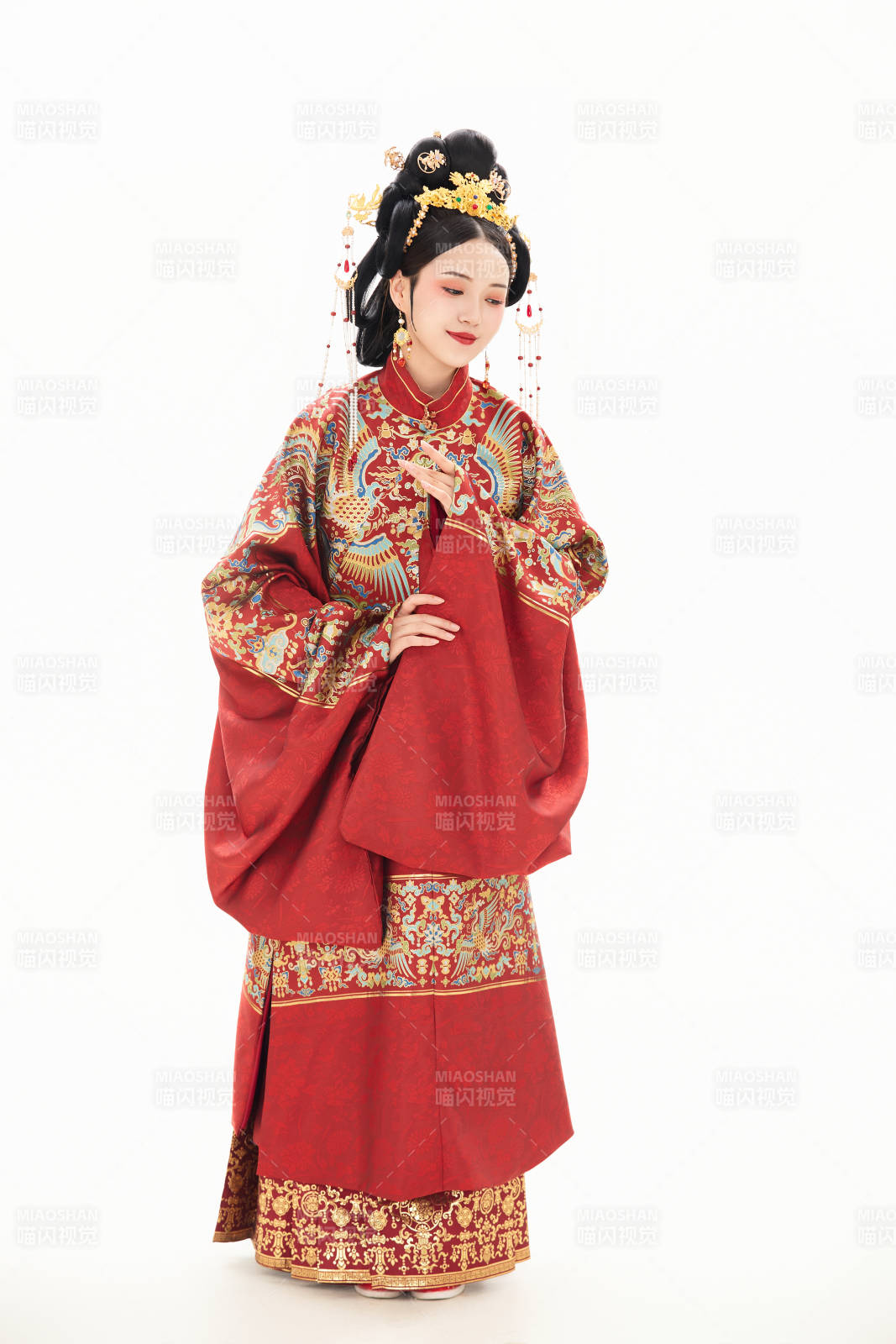 白色背景下穿着中国明朝明制汉服服饰的少女