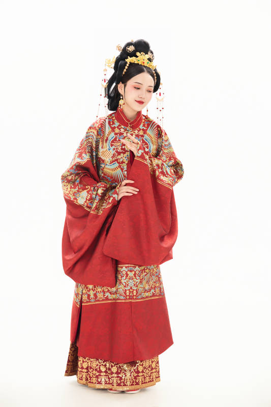 白色背景下穿着中国明朝明制汉服服饰的少女