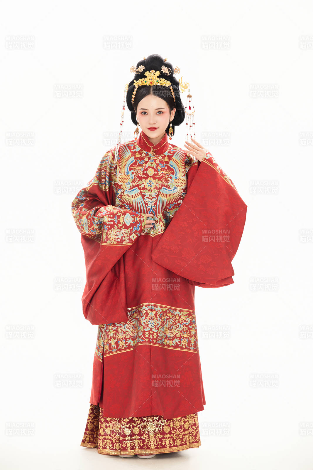 白色背景下穿着中国明朝明制汉服服饰的少女