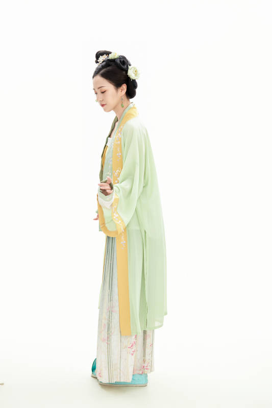 白色背景下穿着南北宋朝汉服的少女