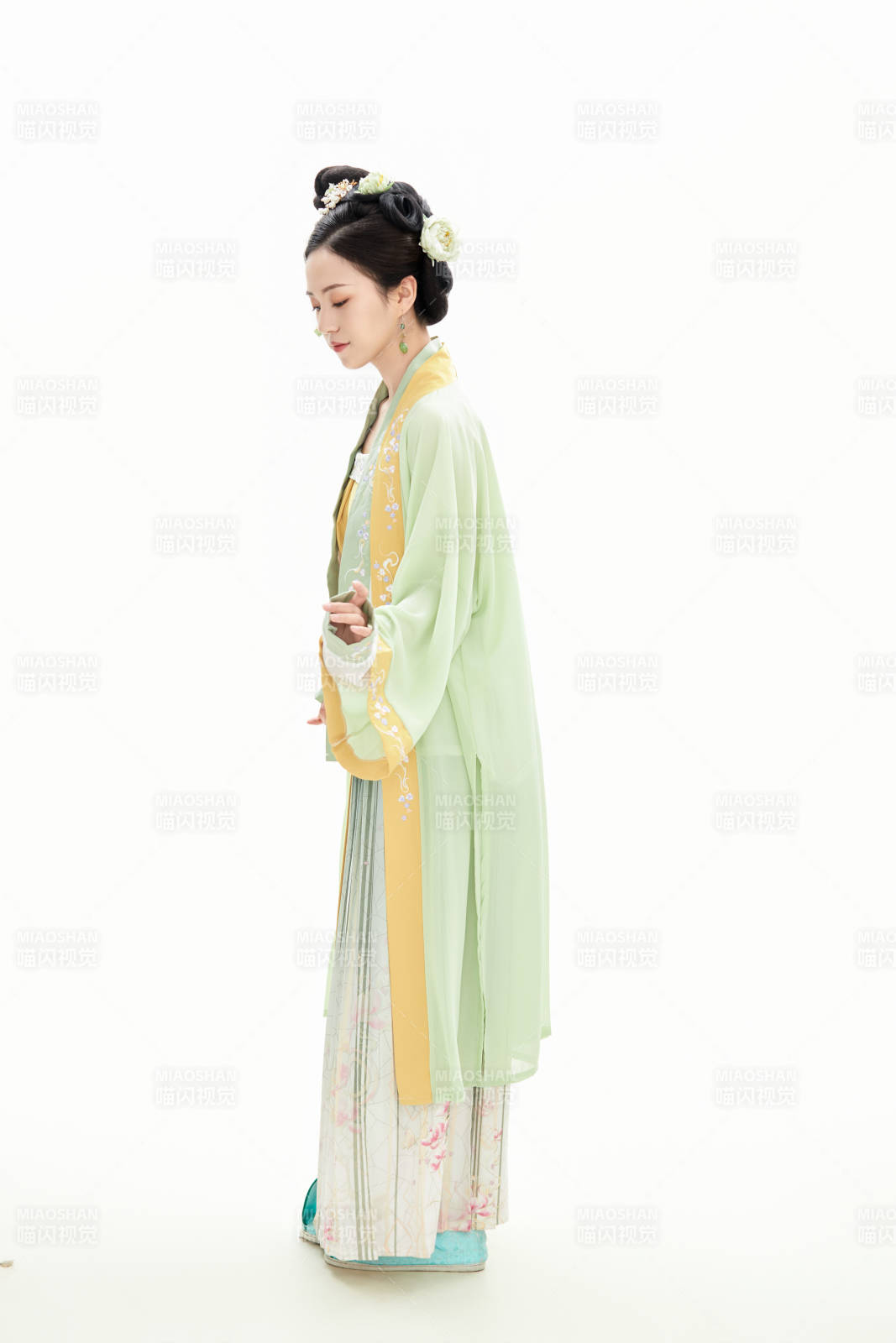 白色背景下穿着南北宋朝汉服的少女