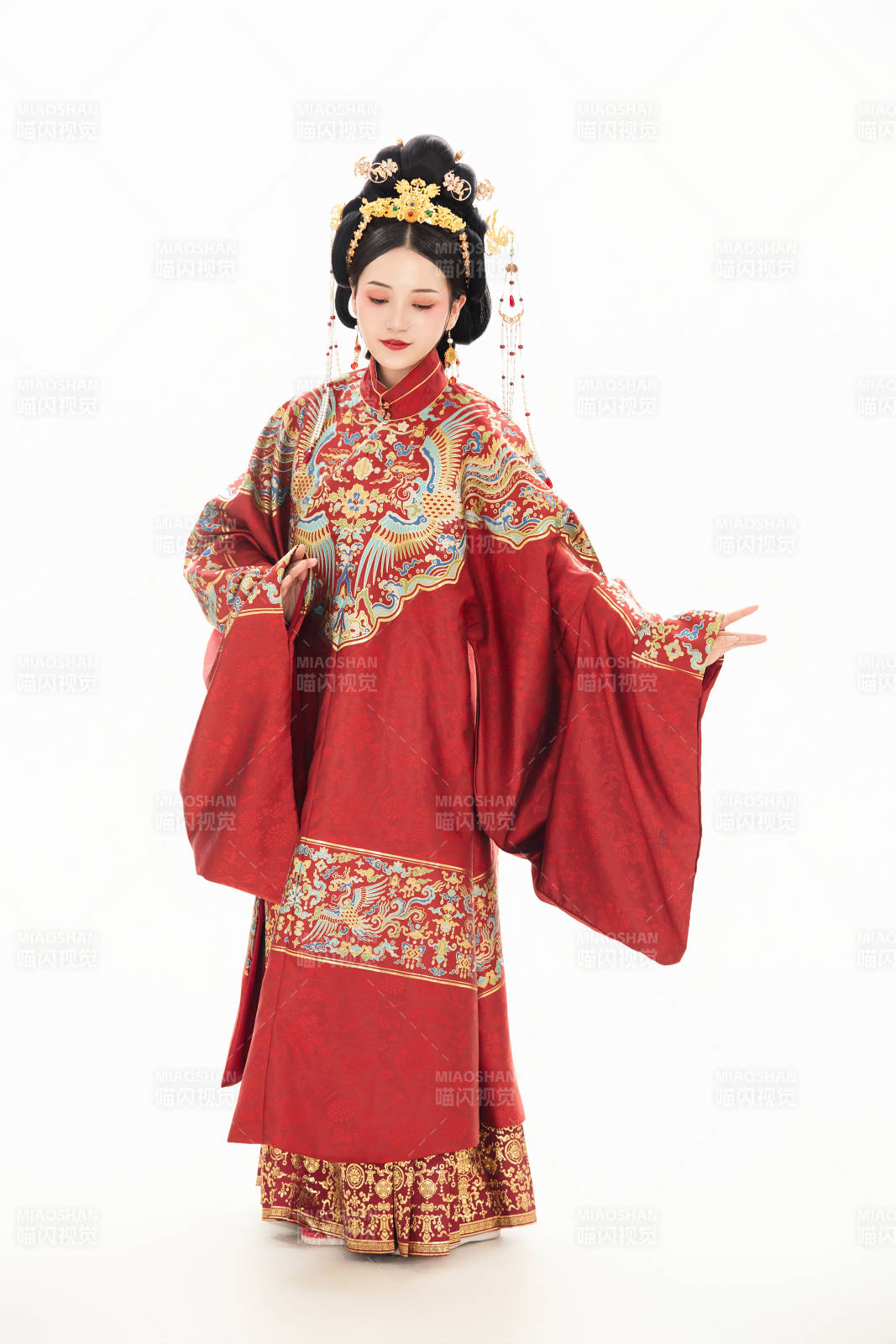 白色背景下穿著中國明朝明制漢服服飾的少女