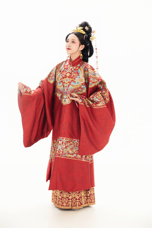 白色背景下穿著中國明朝明制漢服服飾的少女