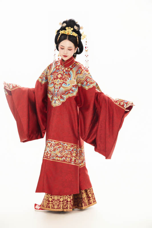 白色背景下穿著中國明朝明制漢服服飾的少女