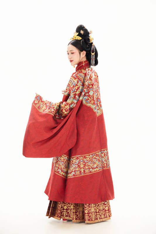 白色背景下穿着中国明朝明制汉服服饰的少女