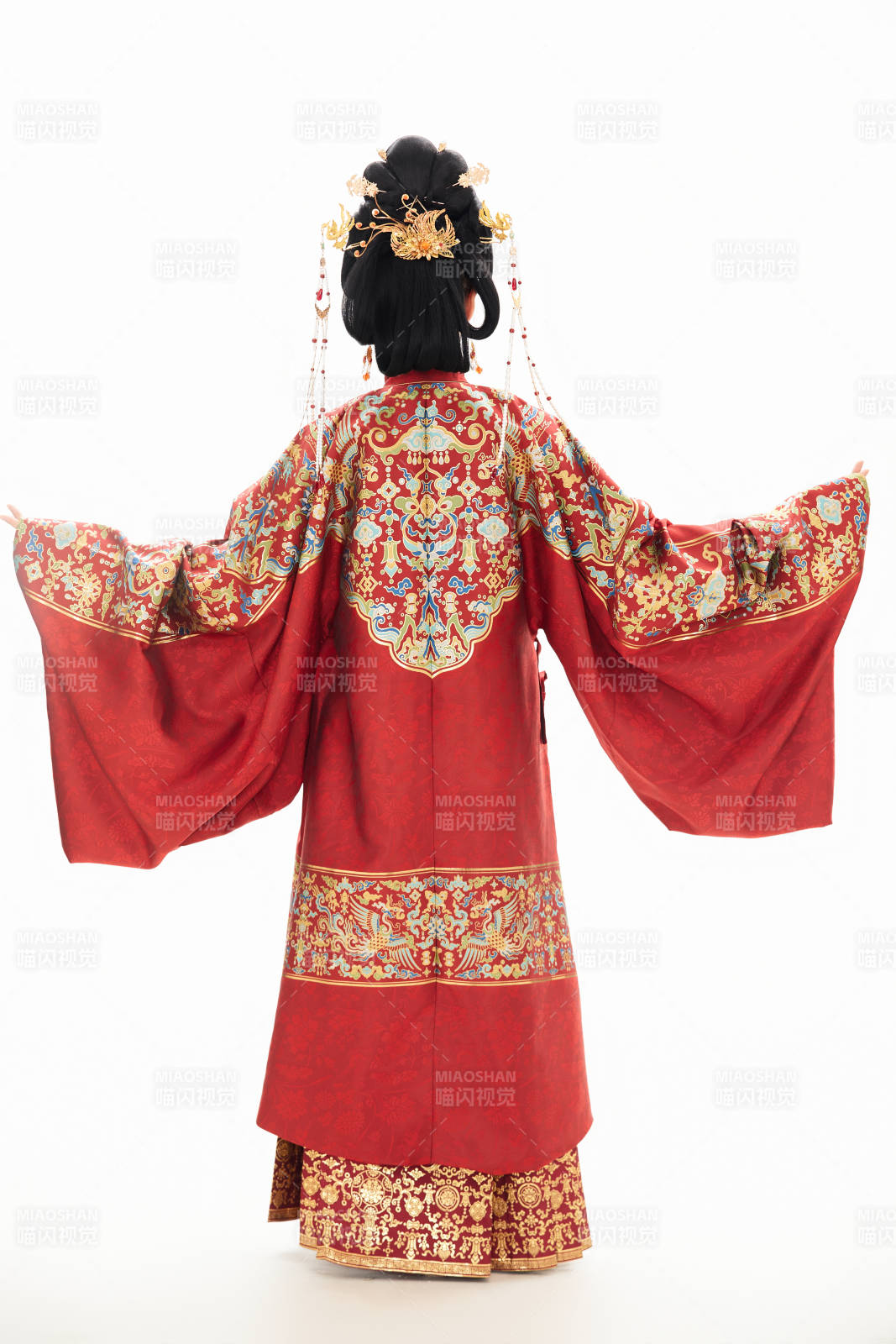 白色背景下穿著中國明朝明制漢服服飾的少女