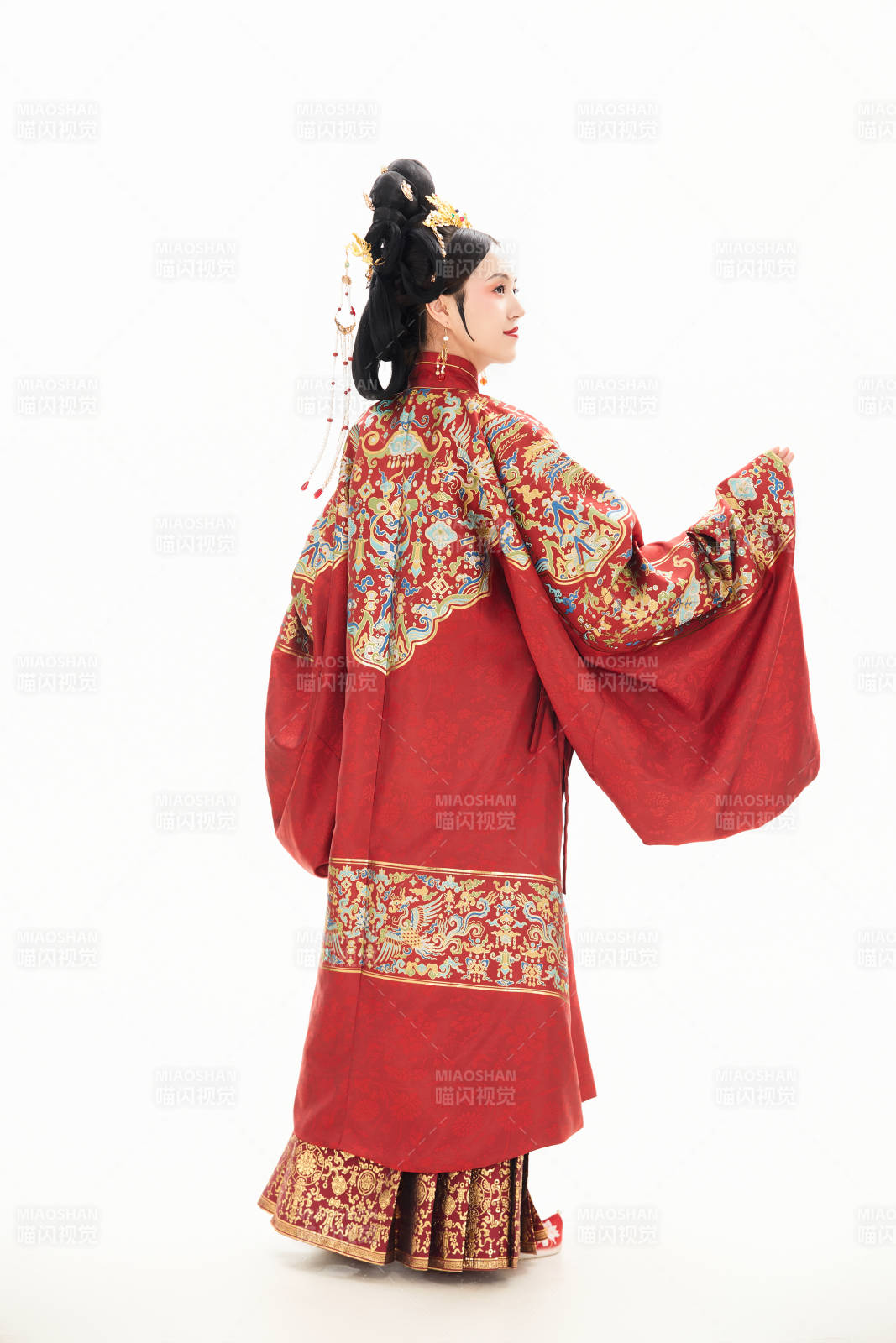 白色背景下穿著中國明朝明制漢服服飾的少女