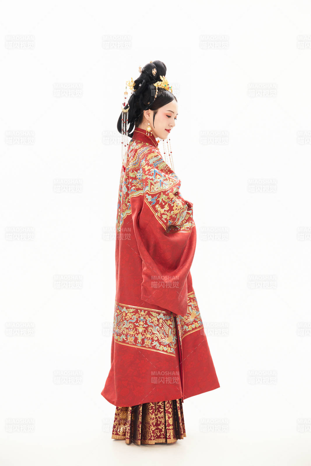 白色背景下穿着中国明朝明制汉服服饰的少女图片