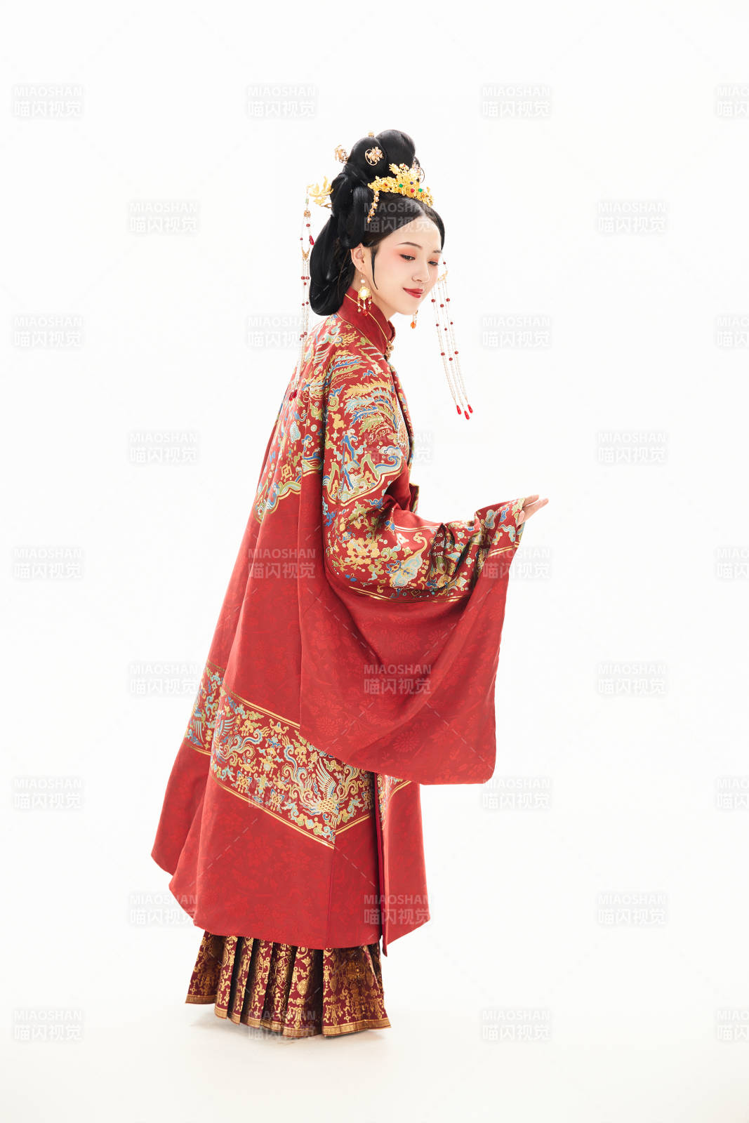 白色背景下穿著中國明朝明制漢服服飾的少女