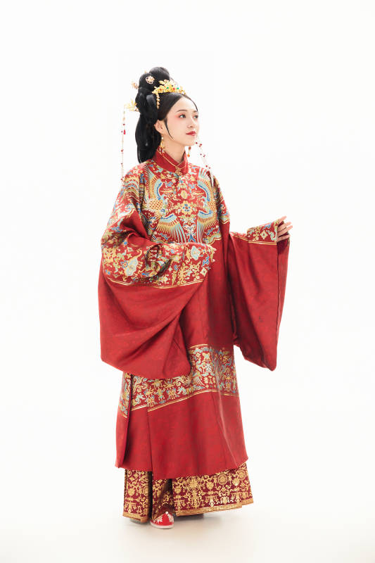 白色背景下穿着中国明朝明制汉服服饰的少女