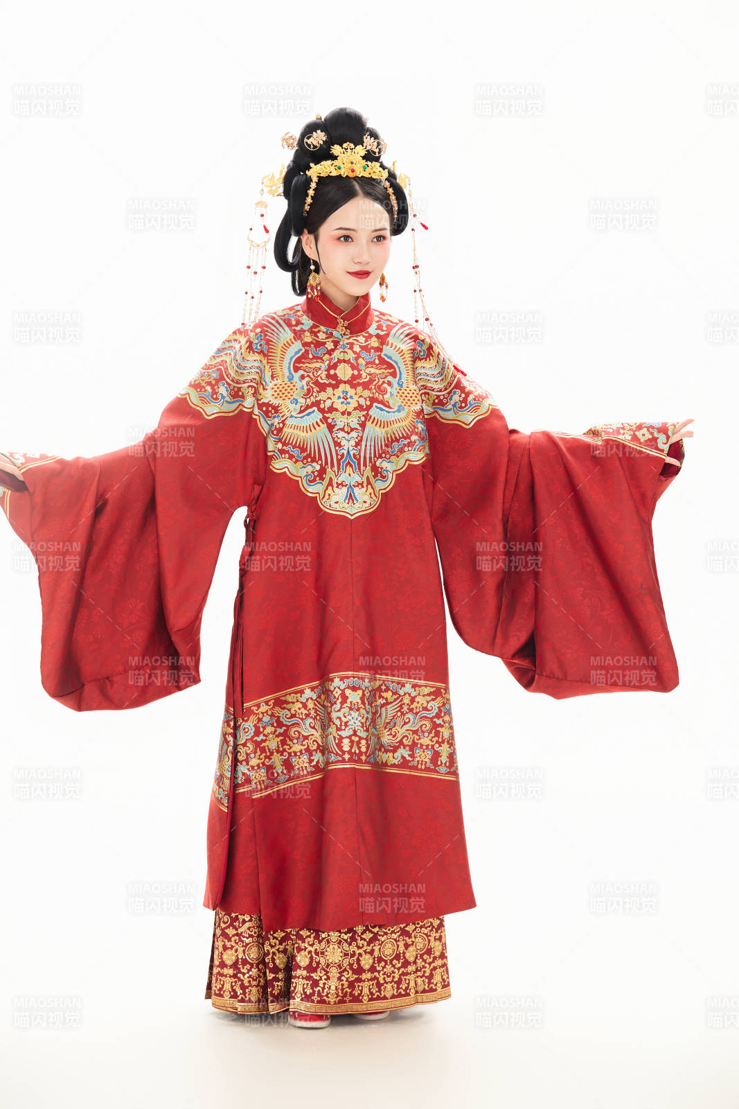 白色背景下穿着中国明朝明制汉服服饰的少女