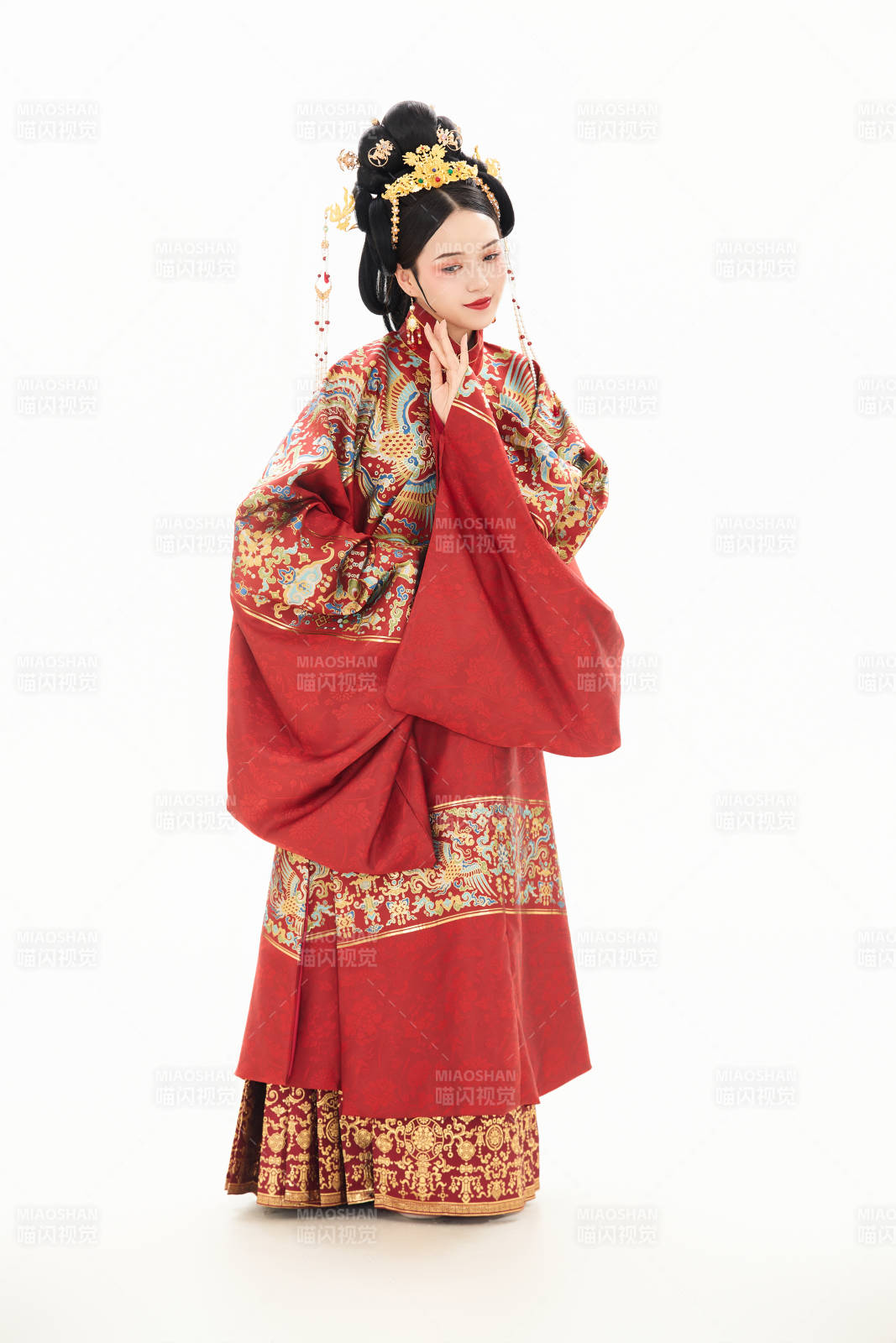 白色背景下穿着中国明朝明制汉服服饰的少女