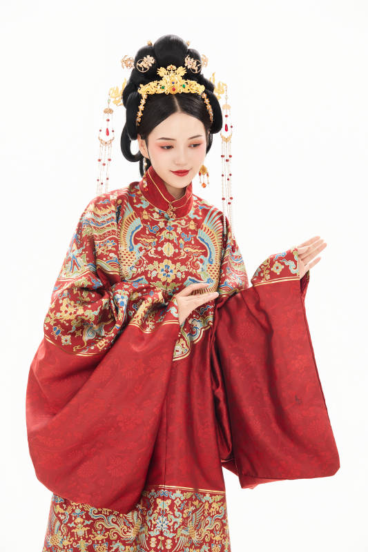 白色背景下穿着中国明朝明制汉服服饰的少女