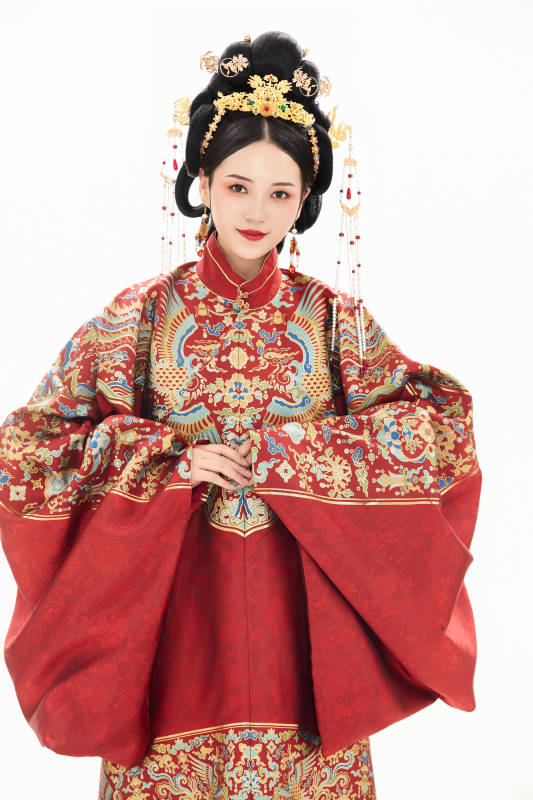 白色背景下穿着中国明朝明制汉服服饰的少女