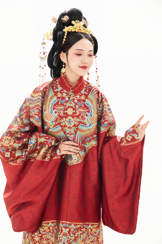 白色背景下穿著中國明朝明制漢服服飾的少女