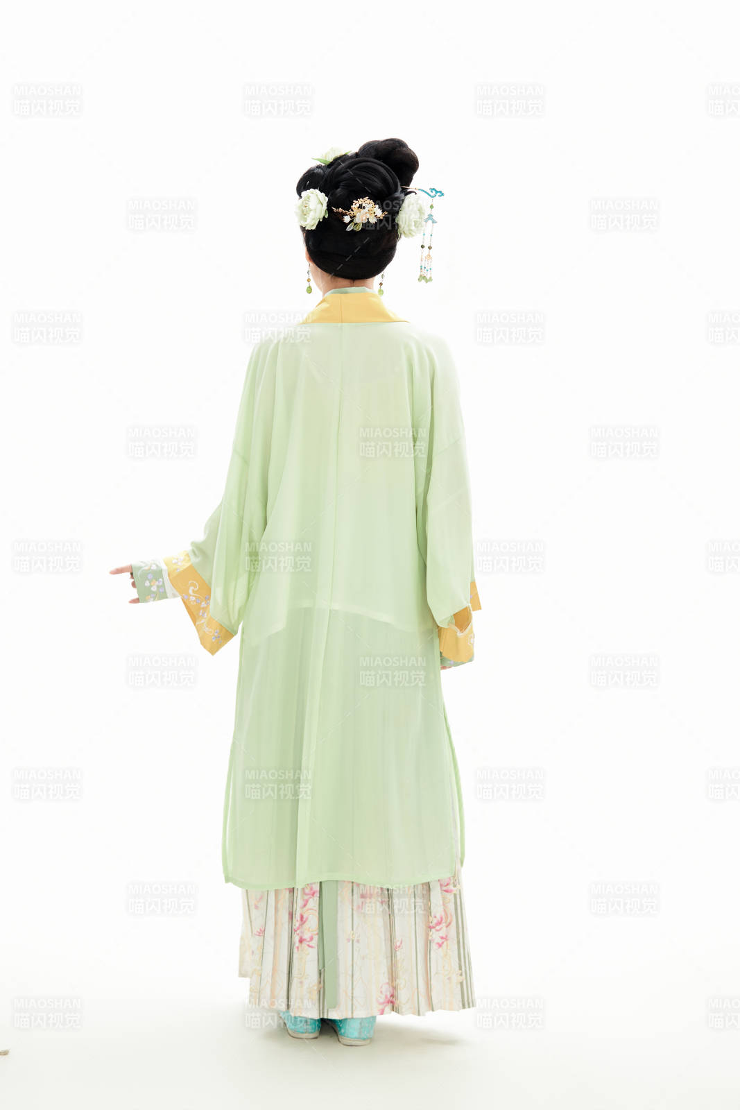 白色背景下穿著南北宋朝漢服的少女