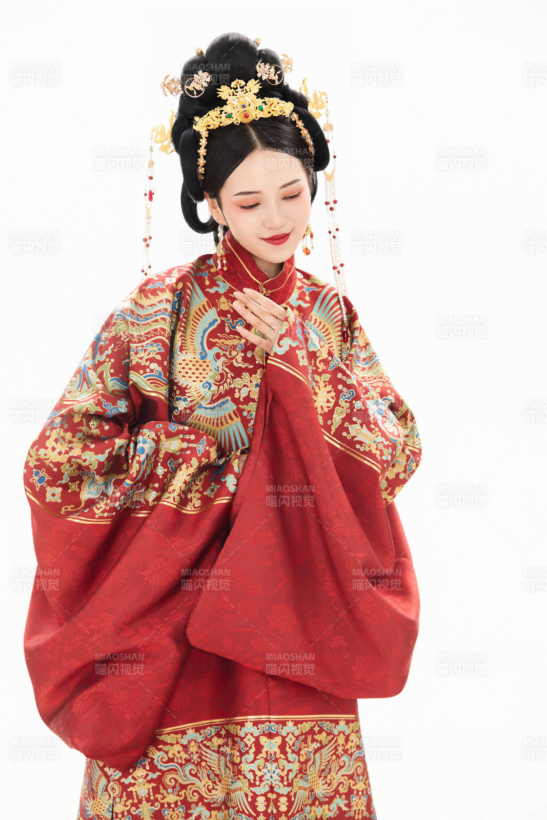 白色背景下穿著中國明朝明制漢服服飾的少女