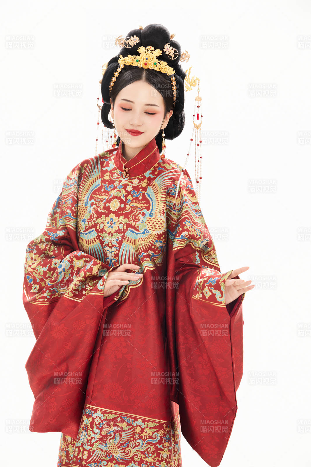 白色背景下穿著中國明朝明制漢服服飾的少女