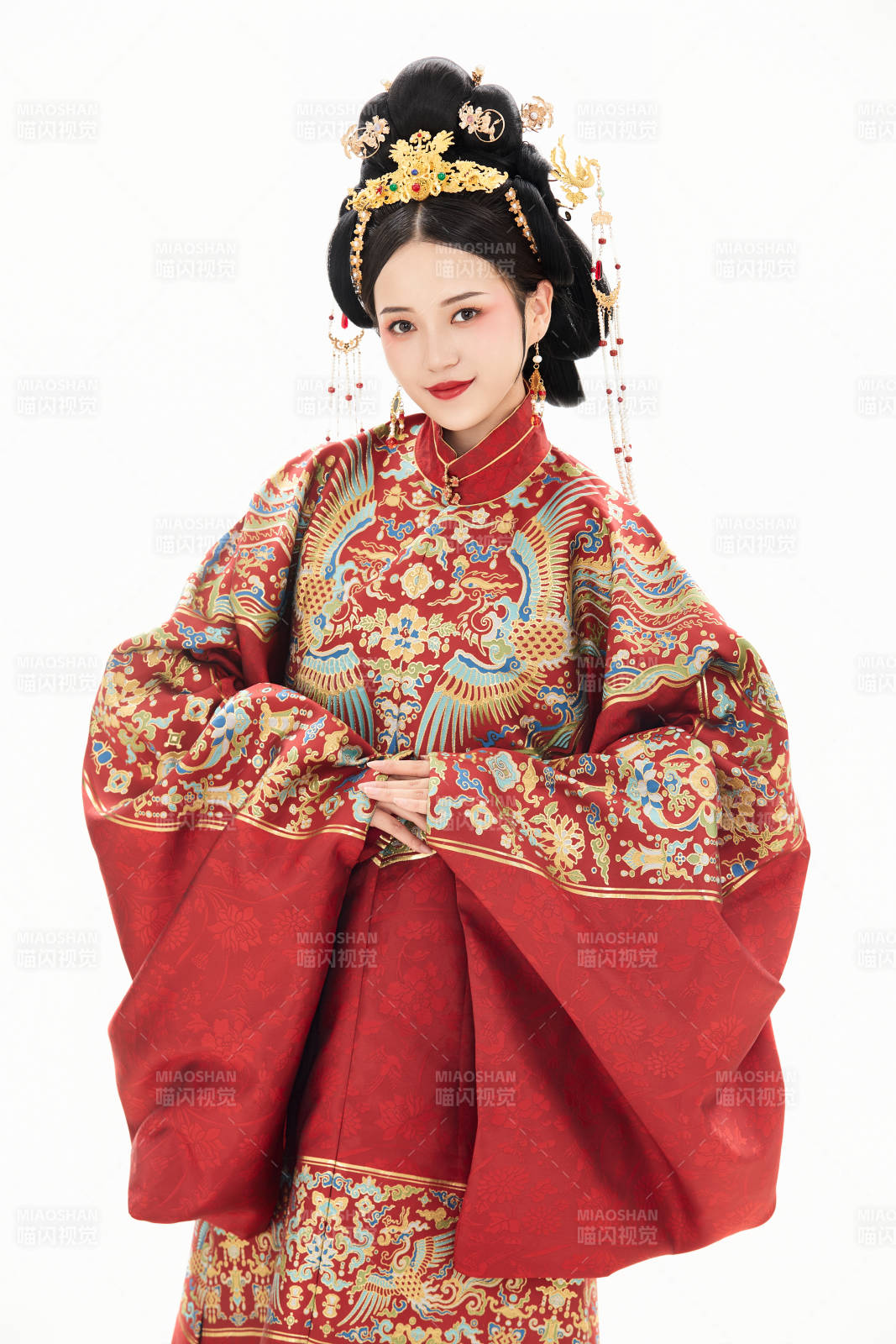 白色背景下穿著中國明朝明制漢服服飾的少女