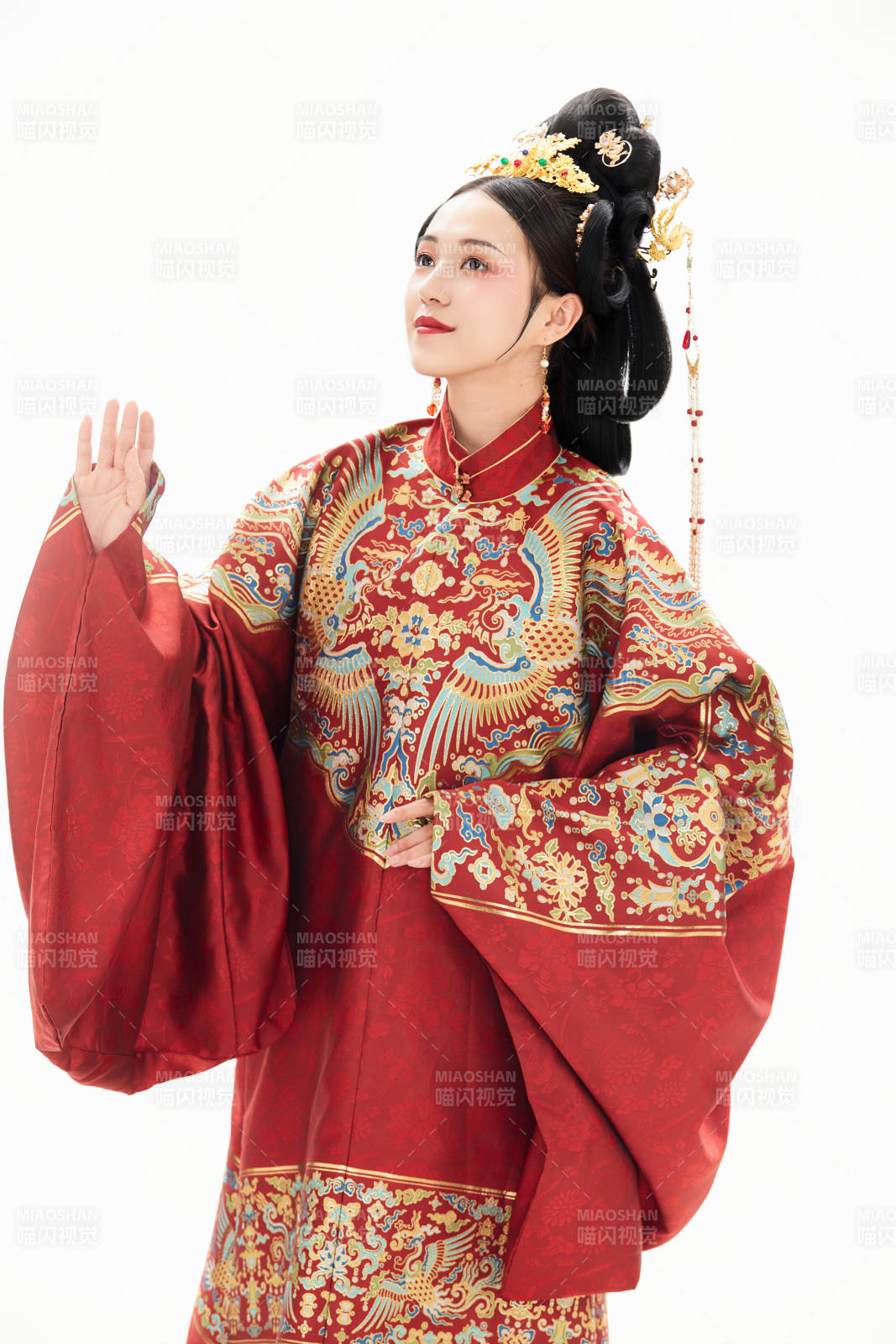 白色背景下穿著中國明朝明制漢服服飾的少女