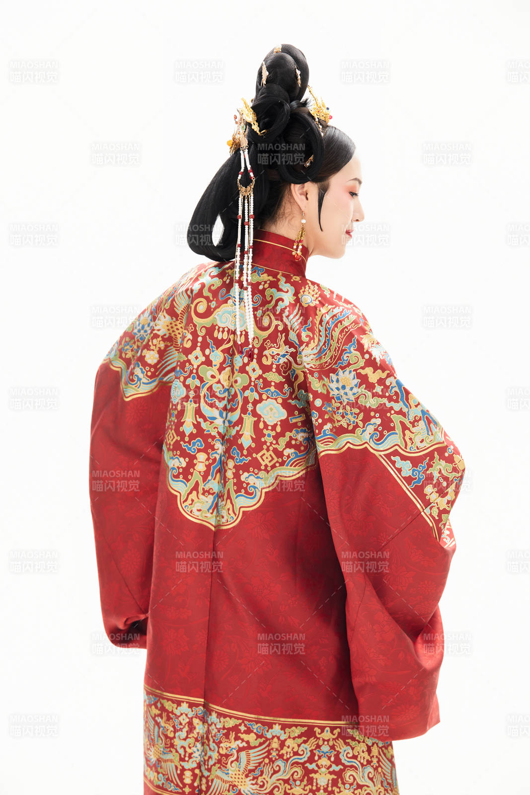 白色背景下穿著中國明朝明制漢服服飾的少女