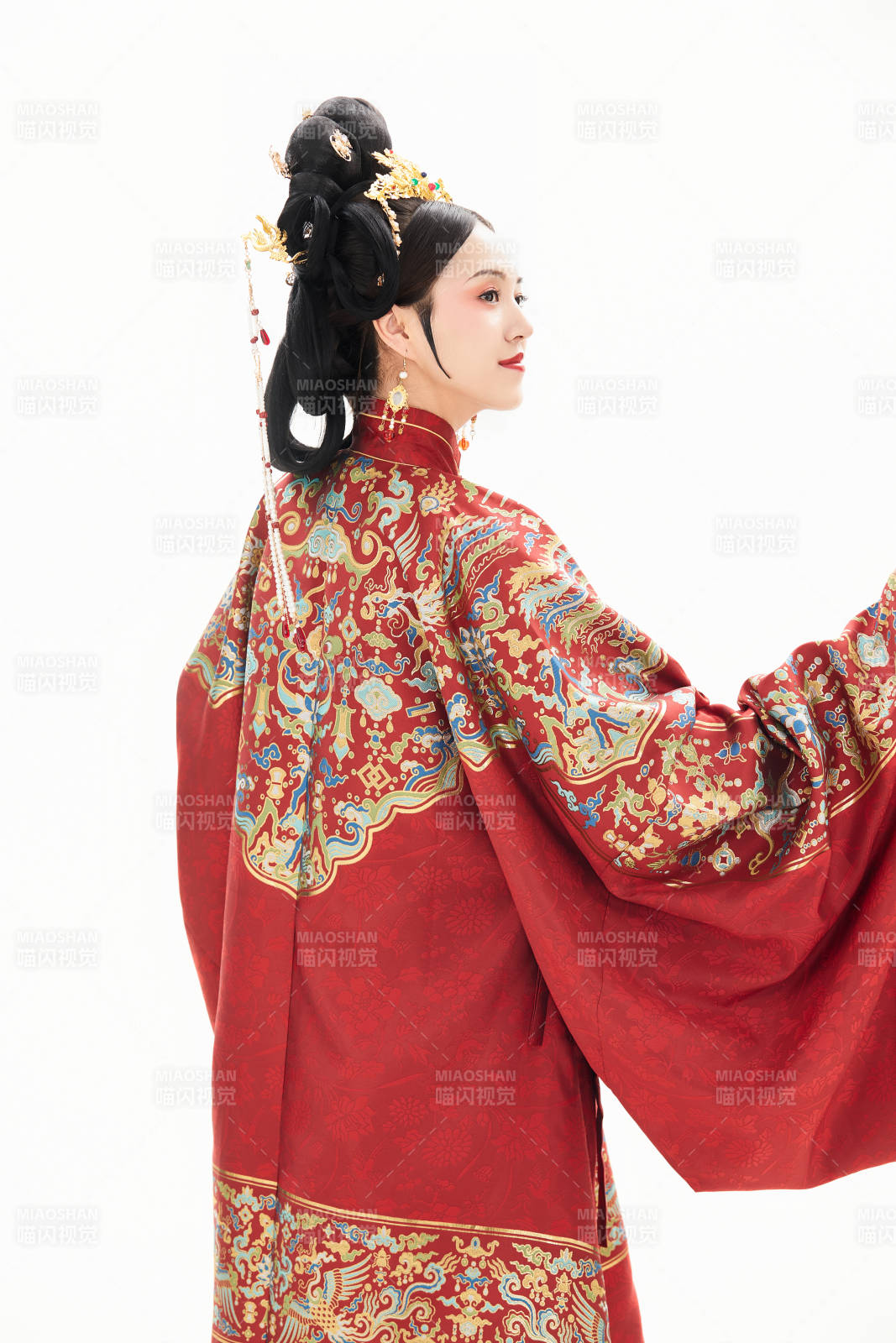 白色背景下穿着中国明朝明制汉服服饰的少女