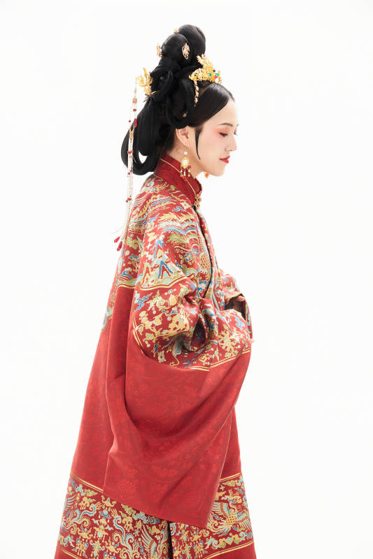 白色背景下穿着中国明朝明制汉服服饰的少女