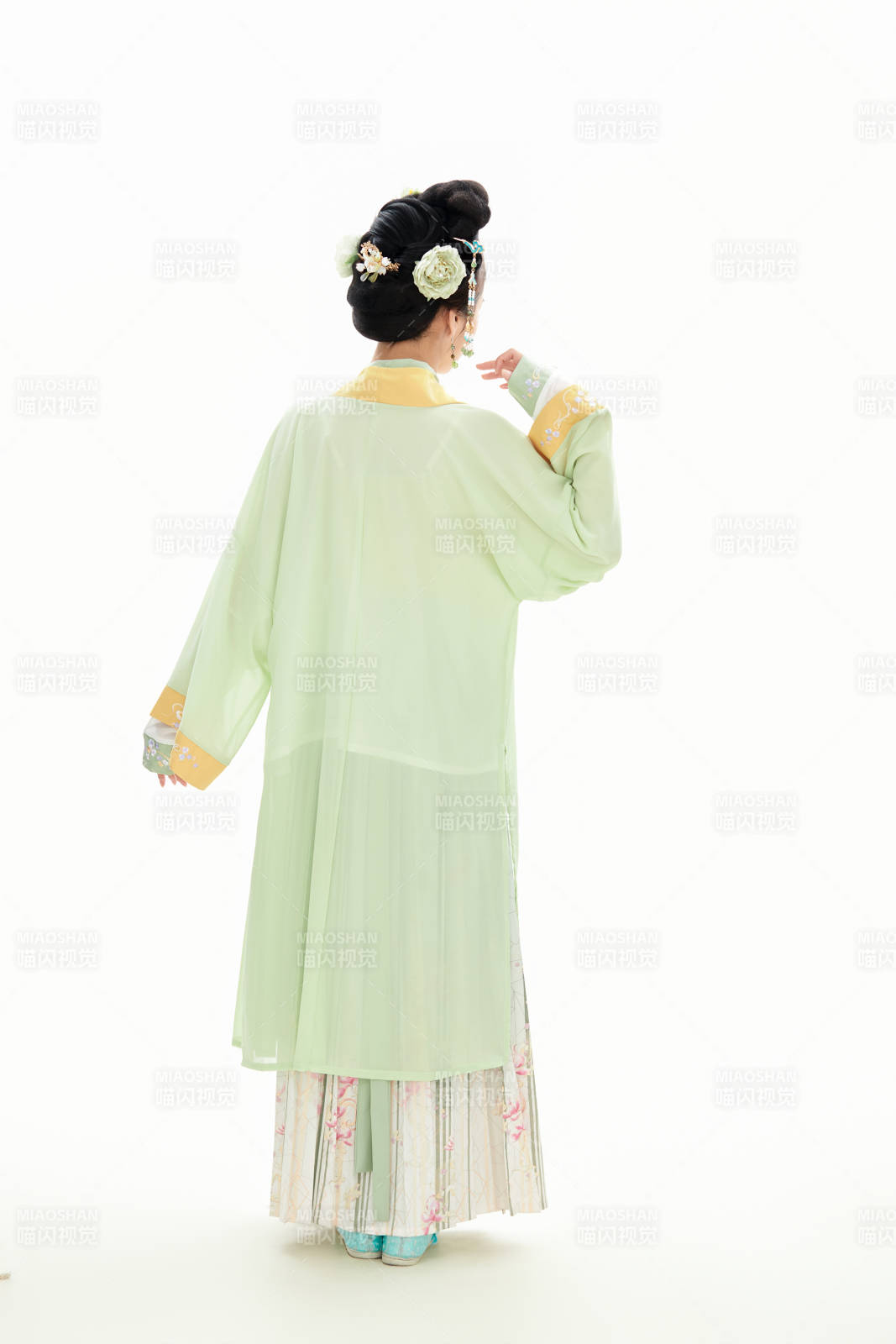 白色背景下穿著南北宋朝漢服的少女