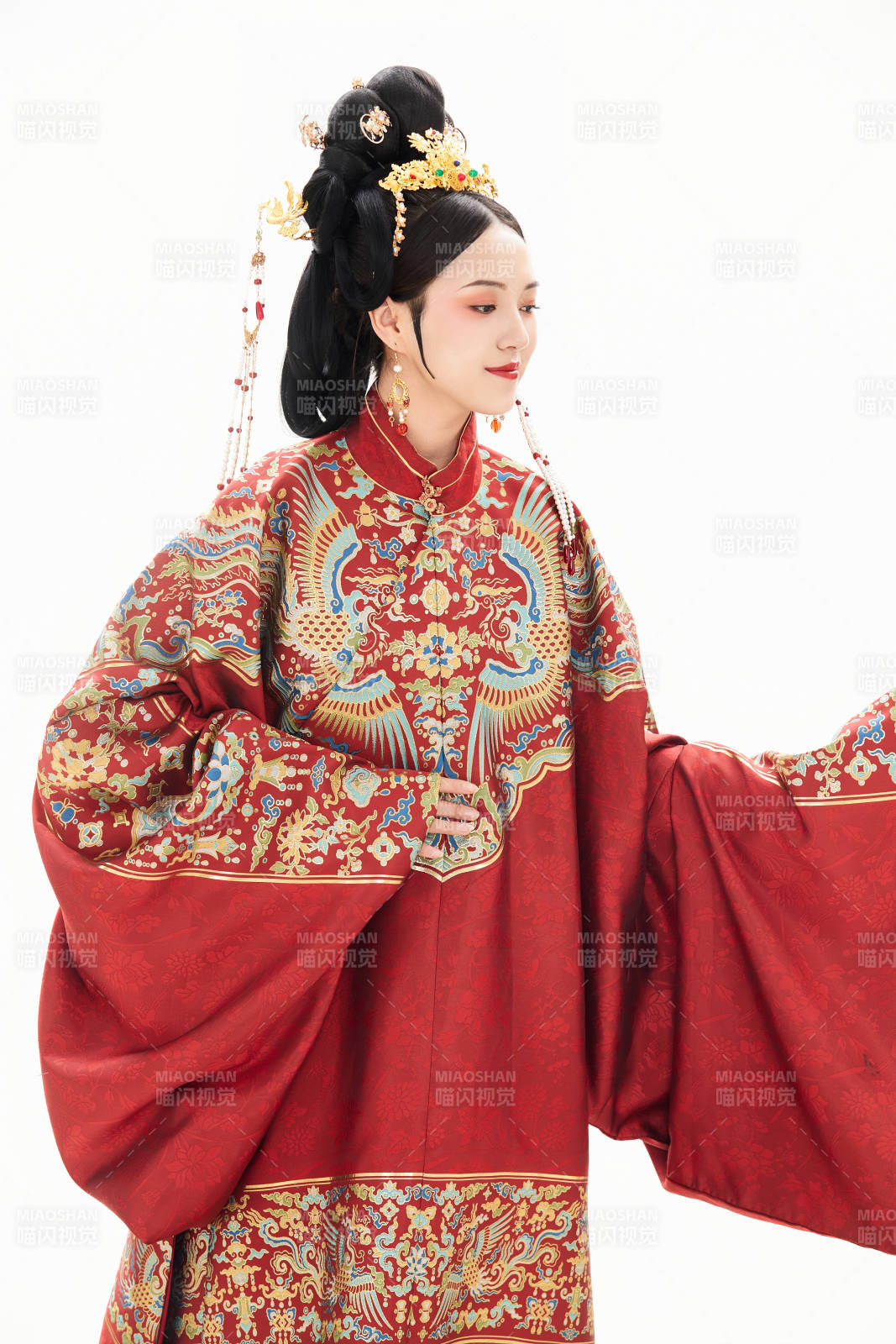 白色背景下穿著中國明朝明制漢服服飾的少女