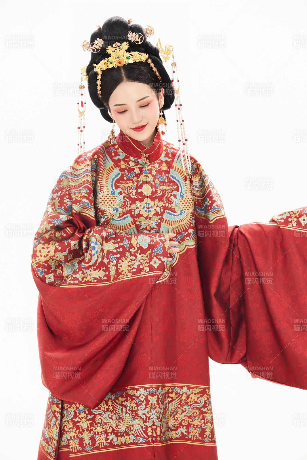 白色背景下穿著中國明朝明制漢服服飾的少女