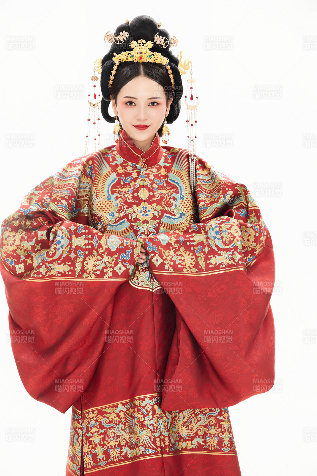 白色背景下穿著中國(guó)明朝明制漢服服飾的少女