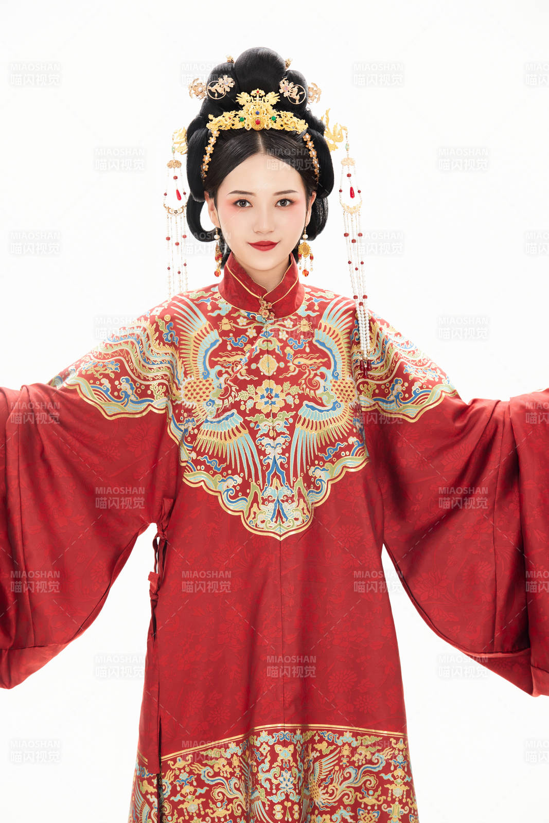 白色背景下穿著中國明朝明制漢服服飾的少女