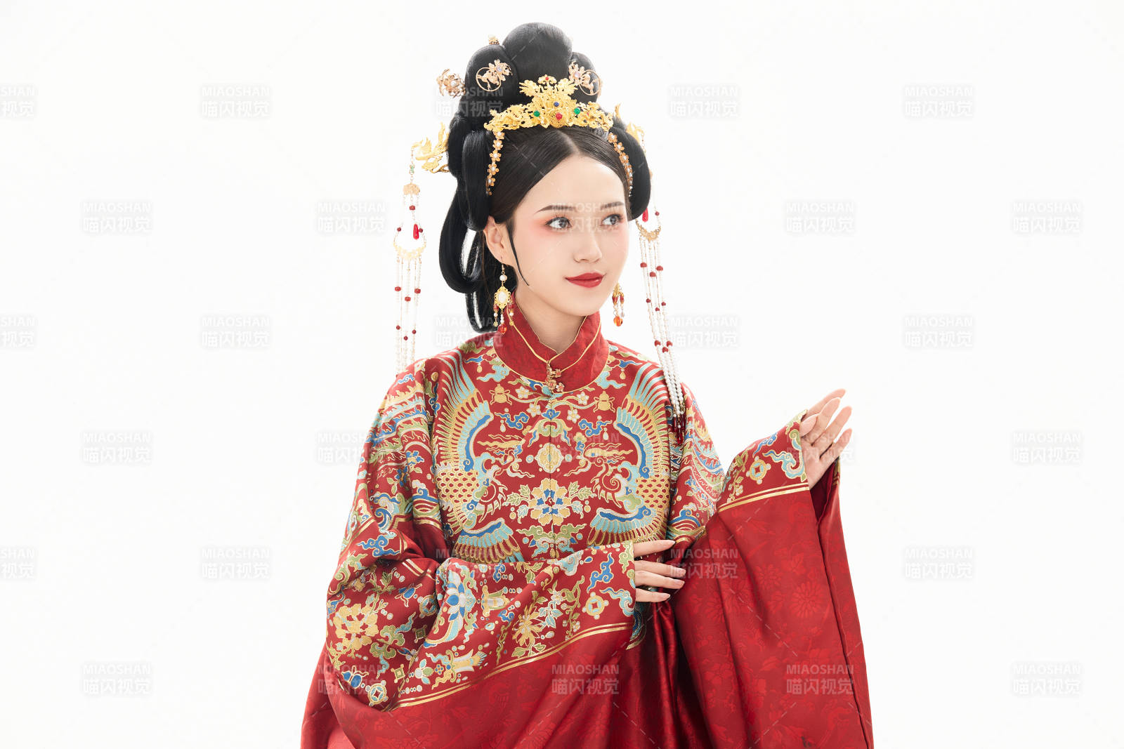 白色背景下穿著中國明朝明制漢服服飾的少女