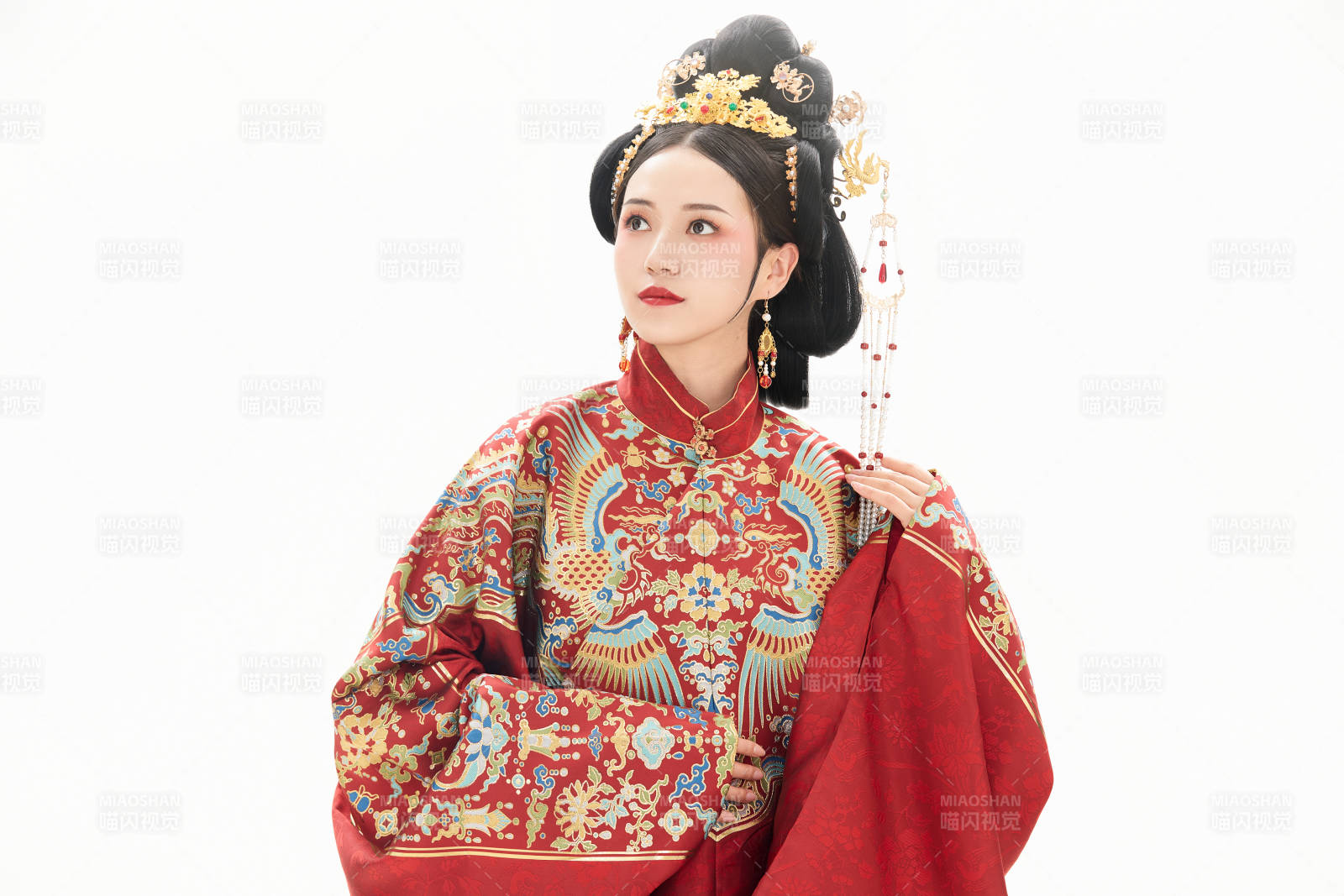 白色背景下穿着中国明朝明制汉服服饰的少女