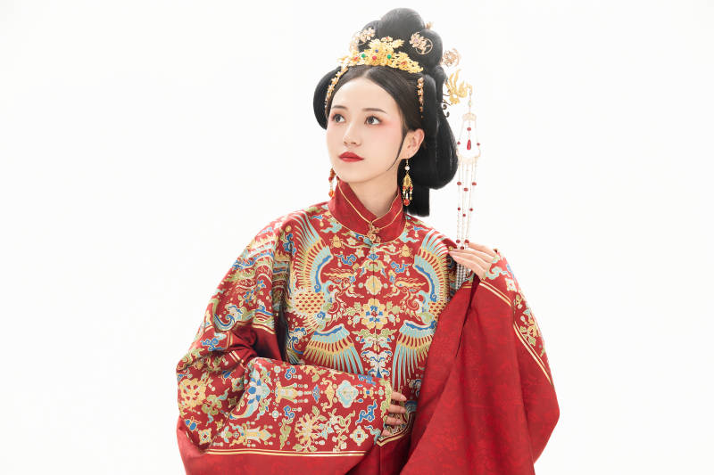 白色背景下穿着中国明朝明制汉服服饰的少女