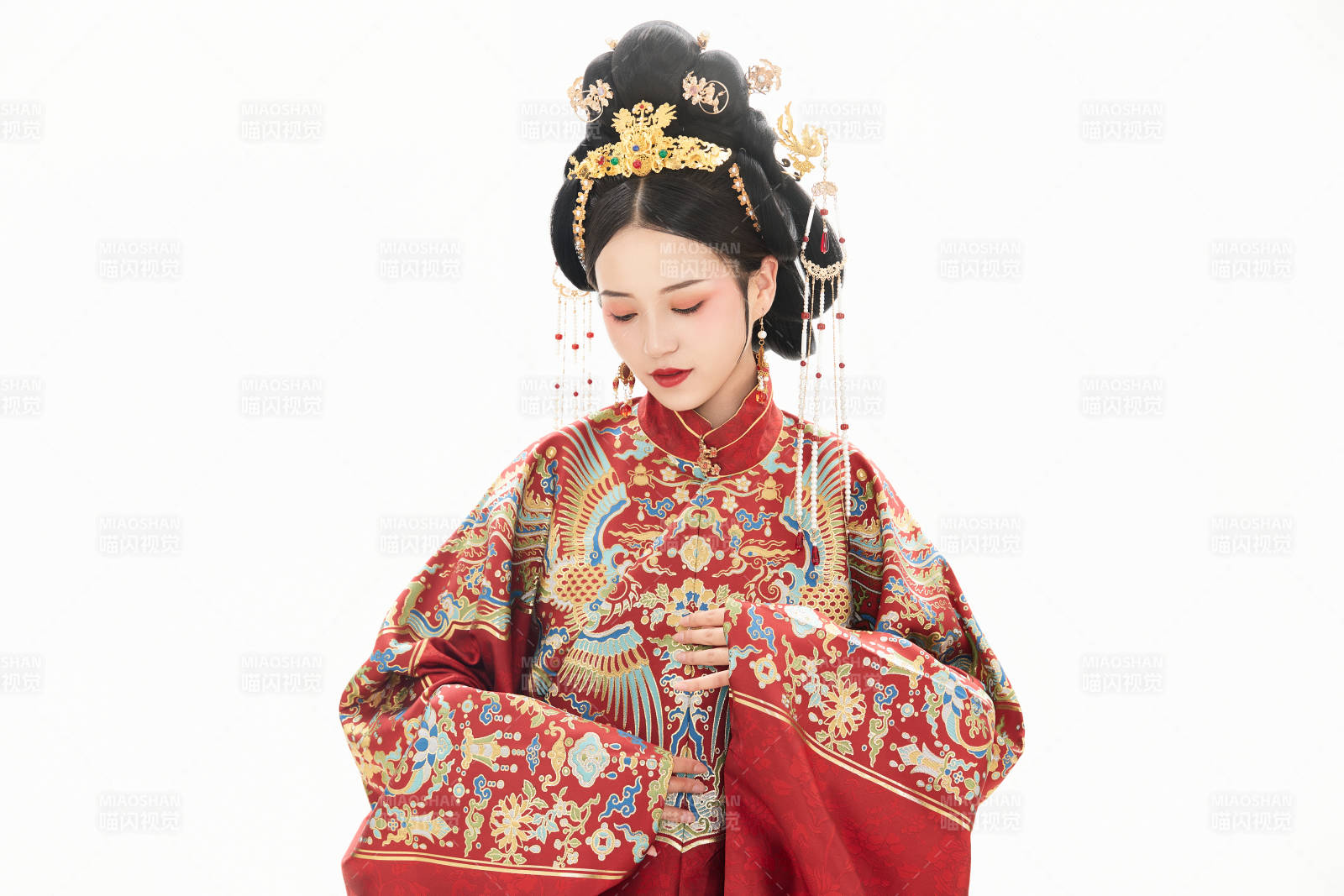 白色背景下穿著中國明朝明制漢服服飾的少女